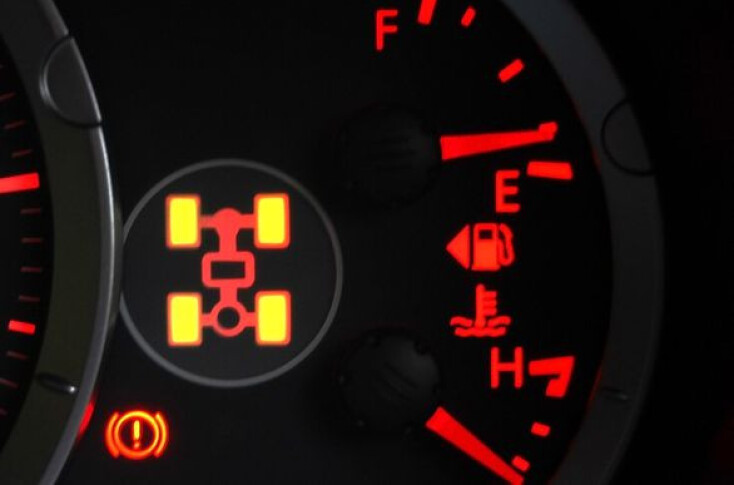 آیا روشن شدن چراغ 4WD در خودرو نگران‌کننده است؟