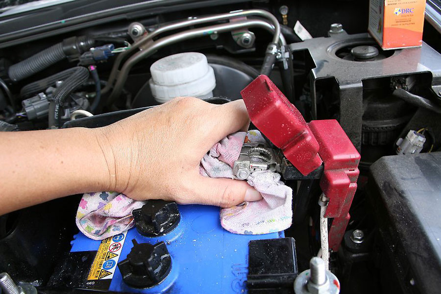 چرا سر باتری ماشین سولفاته میزند؟